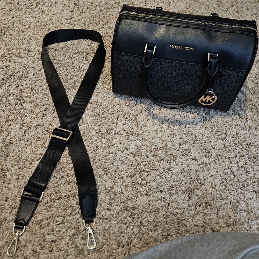 Michael Kors Black Duffle Bag 🖤 - Picture 12 of 16